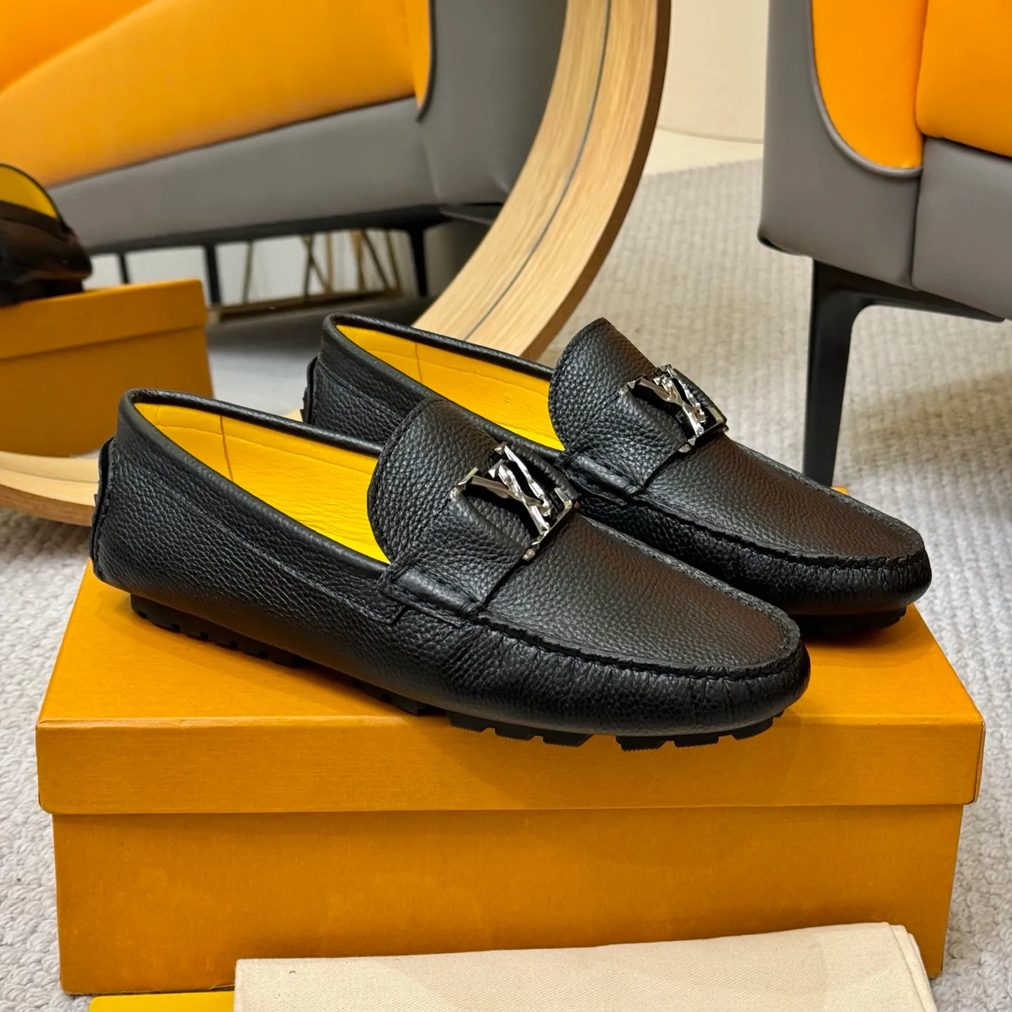 Men's men's shoes 💰420 (Yangli) LV 2⃣️0⃣️2⃣️5️⃣Spring and summer counter GLORIA series models ✈️Original factory special leather production, original last type. A classic driving slip-on casual shoe that shows an elegant style with exquisite craftsmanship details such as Monogram embossing all over the upper🌀Italian imported calfskin fabric Sheepskin foot pads➕Inside～Private mold replica sole Unique style Comfortable driving slip-on Size: 4-12 (38-46) Comes with [Counter packaging: original box, wrapping paper, card, instruction manual, shoehorn, cloth bag] No pressure to enter and leave the counter!